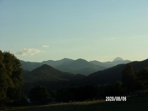 - une vue sur une chaîne de montagnes au loin dans l'établissement Le Vieux Plancher, à La Celle-sous-Gouzon