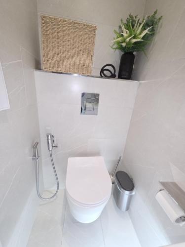 Chic Apartment E10 photo 32