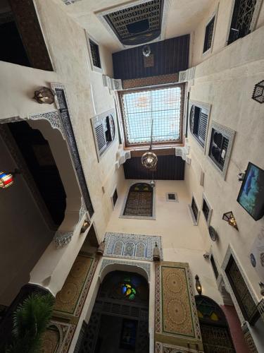 an overhead view of a hallway in a building at Le panoramique de Fes in Fès