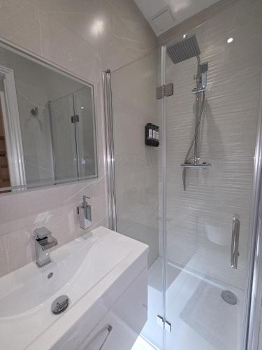 Chic Apartment E10 photo 31