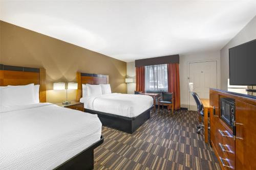 Postel nebo postele na pokoji v ubytování Best Western Executive Inn