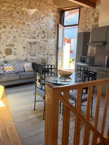 une cuisine et un salon avec une table et des chaises dans l'établissement Le Chateau, à Camps-sur-lʼAgly