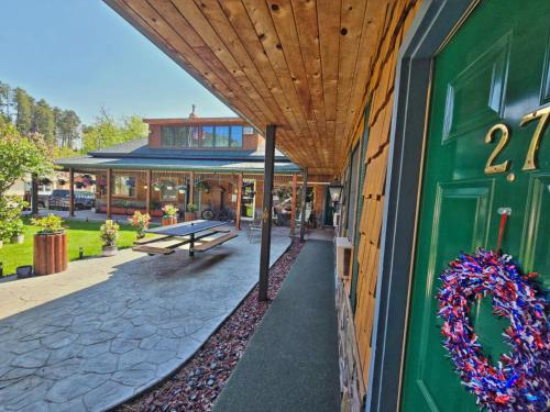 a building with a green door with a wreath on it at Cedar Wood Inn in Deadwood
