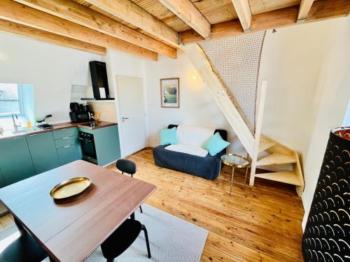 un petit salon avec une table et un canapé dans l'établissement Le Numéro Douze, Charme en ville, à Tours