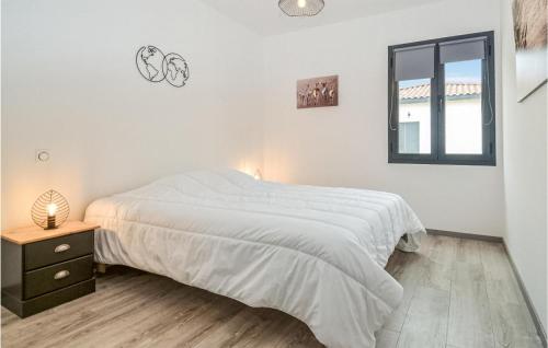 une chambre blanche avec un lit et une fenêtre dans l'établissement Lovely Home In Vallon-Pont-Darc, à Vallon-Pont-dʼArc