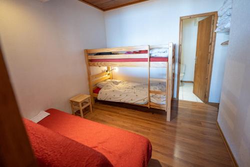 une chambre avec deux lits superposés dans une pièce dans l'établissement Appartement 3 chambres, à Huez