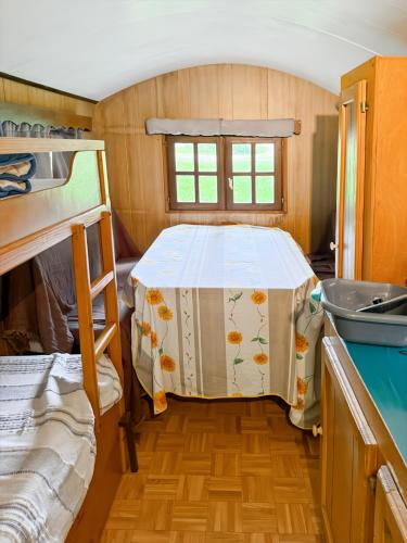 Cette petite chambre comprend un lit dans une caravane. dans l'établissement La Corrèze en Roulotte, 3pers, à Saint-Pantaléon-de-Lapleau