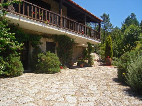 a building with a balcony and a walkway at Villa de Fujacos in Valença