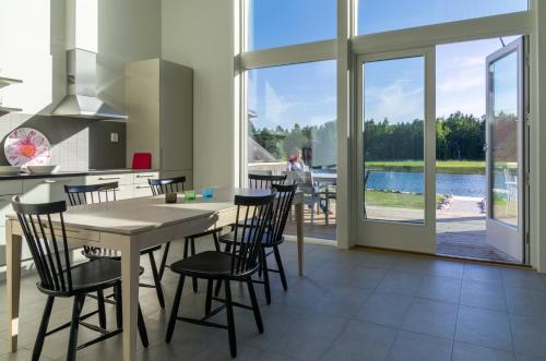 eine Küche und ein Esszimmer mit Tisch und Stühlen in der Unterkunft Käringsund Resort in Eckerö