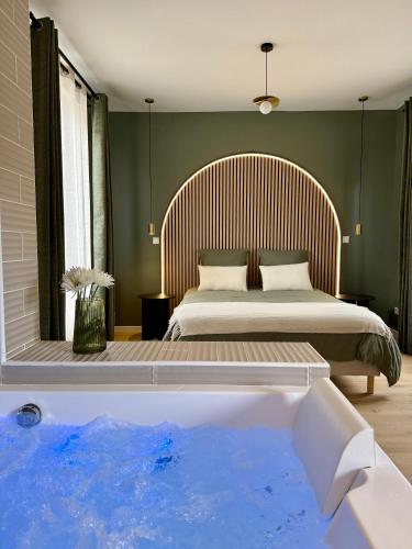 - une chambre avec un lit et une piscine dans l'établissement Évasion spa près de Giverny, à Vernon