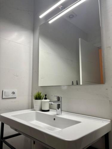 Ένα μπάνιο στο Apartamentos Adarve