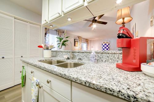 una cocina con fregadero y un aparato rojo en 1 Mi to Reno-Sparks Home in Family-Friendly Area!, en Reno