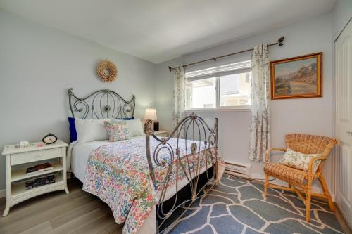 Un dormitorio con una cama y una silla y una ventana. en 1 Mi to Reno-Sparks Home in Family-Friendly Area!, en Reno