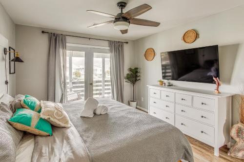 Ένα ή περισσότερα κρεβάτια σε δωμάτιο στο Gorgeous OIB Escape with Dock and Canal View!