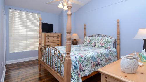 a bedroom with a bed and a dresser at 409 Mariners Club in Key Largo