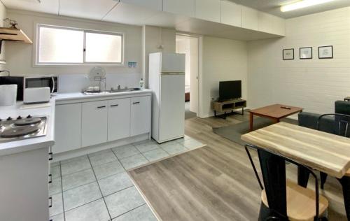 Cuisine ou kitchenette dans l'établissement Hides Hotel