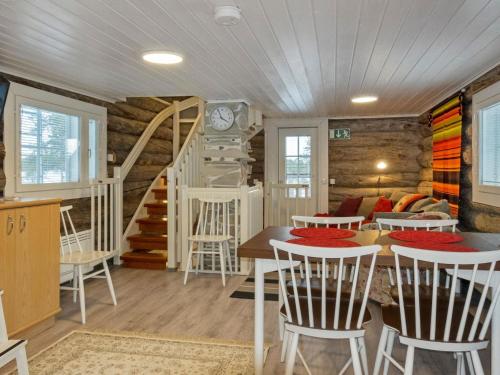 une salle à manger avec une table et des chaises et un escalier dans l'établissement Holiday Home Aurora by Interhome, à Enontekiö