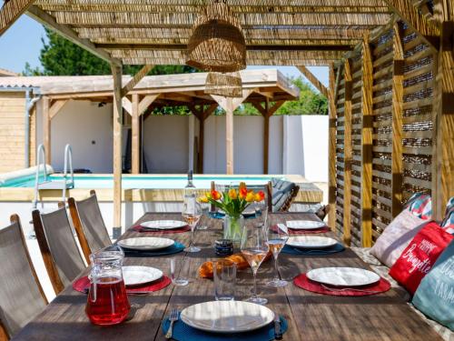 Minuman di Holiday Home La Perle de Jade by Interhome