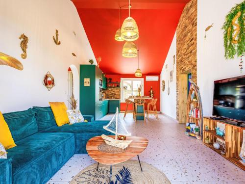 Televisyen dan/atau pusat hiburan di Holiday Home La Perle de Jade by Interhome