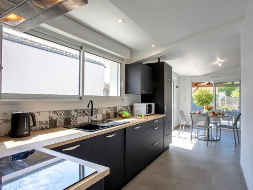 une cuisine avec un évier et un plan de travail dans l'établissement Holiday Home L'Effet Mer by Interhome, à La Bernerie-en-Retz
