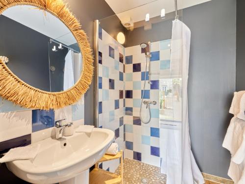 une salle de bain avec un lavabo et un miroir dans l'établissement Holiday Home Cottage Carolles by Interhome, à Carolles