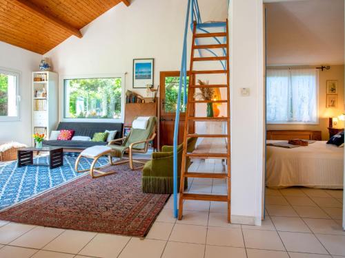 - un salon avec une échelle et une chambre avec un lit dans l'établissement Holiday Home Carpe Diem by Interhome, à Pornic