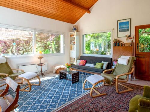 un salon avec un canapé et des chaises dans l'établissement Holiday Home Carpe Diem by Interhome, à Pornic