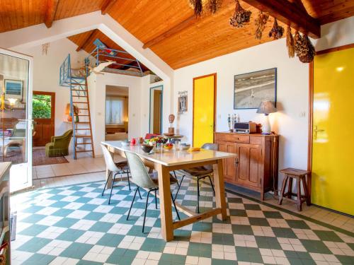 une cuisine avec une table et des chaises dans une pièce dans l'établissement Holiday Home Carpe Diem by Interhome, à Pornic