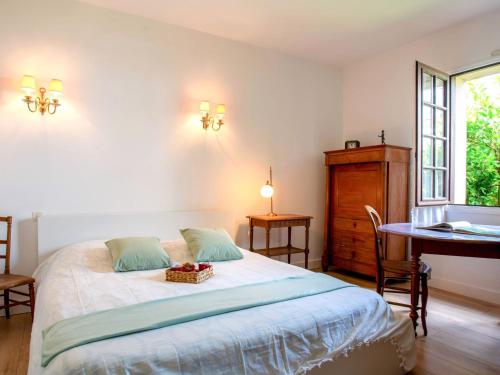 une chambre avec un lit, une table et une fenêtre dans l'établissement Holiday Home Le Pré Vincent by Interhome, à Les Moutiers