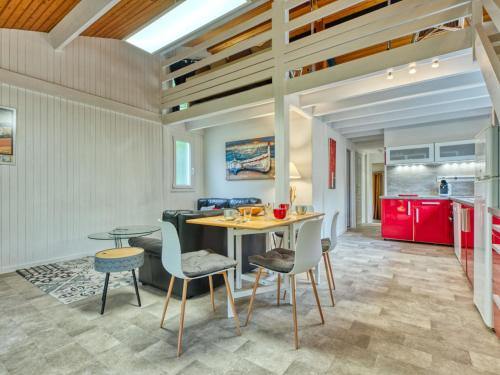 une cuisine et une salle à manger avec une table et des chaises dans l'établissement Holiday Home Domaine de Pitrot by Interhome, à Le Moutchic