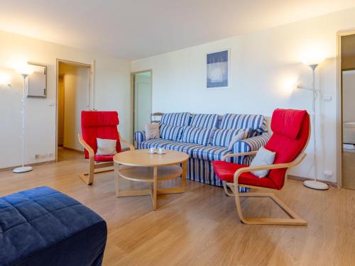 un salon avec un canapé, deux chaises et une table dans l'établissement Apartment Cap Cabourg-33 by Interhome, à Cabourg