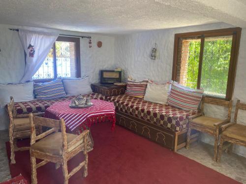 a living room with a couch and a table at Casa Tissemlal in Chefchaouene