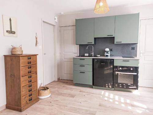 - une cuisine avec des armoires bleues et un lave-vaisselle noir dans l'établissement Apartment Les Goélands by Interhome, à Penmarcʼh