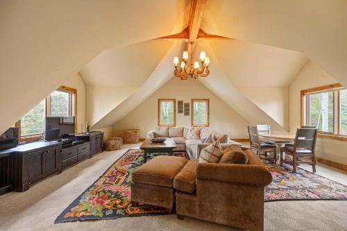 Posezení v ubytování Luxury Mountain Retreat with Hot Tub and Views