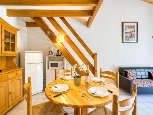 Il comprend une cuisine et une salle à manger avec une table en bois. dans l'établissement Apartment Maylis-2 by Interhome, à Saint-Palais-sur-Mer
