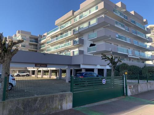 un bâtiment avec une voiture garée devant dans l'établissement Studio Port Soleil-4 by Interhome, à Arcachon