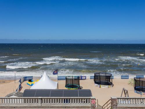 une plage avec des chaises et une tente et l'océan dans l'établissement Apartment La Voilerie-3 by Interhome, à Cabourg