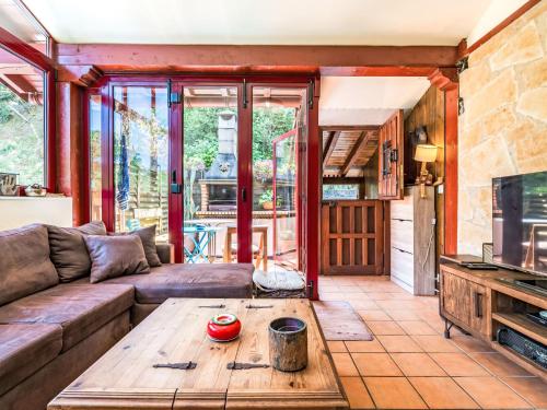 un salon avec un canapé et une table dans l'établissement Apartment ARROUNZ by Interhome, à Biriatou