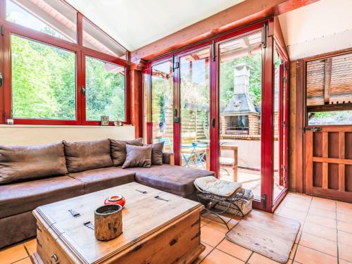 un salon avec un canapé et une table basse dans l'établissement Apartment ARROUNZ by Interhome, à Biriatou