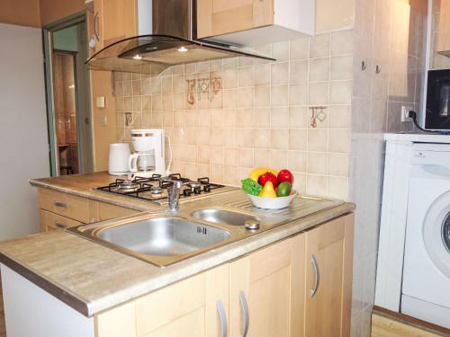 une cuisine avec un évier et un bol de fruits dans l'établissement Apartment Palmypose by Interhome, à Saint-Cyprien