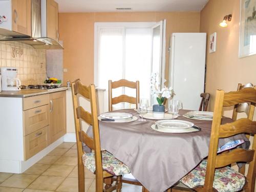 une cuisine avec une table avec des assiettes dessus dans l'établissement Apartment Palmypose by Interhome, à Saint-Cyprien