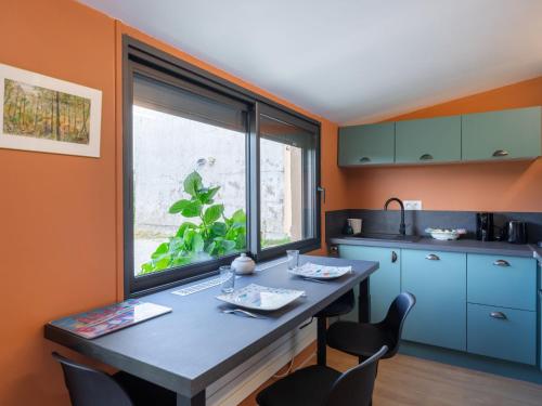 une cuisine avec une table et des chaises ainsi qu'une fenêtre dans l'établissement Holiday Home Le Nid du Soleil by Interhome, à Carnac