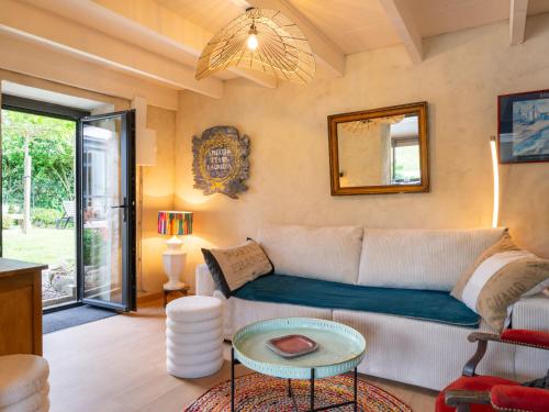 un salon avec un canapé et une table dans l'établissement Holiday Home Le Nid du Soleil by Interhome, à Carnac