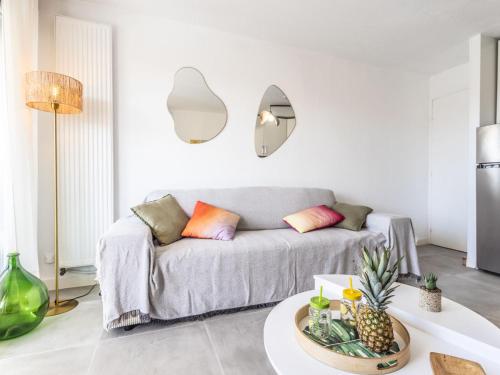 un salon avec un canapé et une table dans l'établissement Apartment Les Pêcheurs by Interhome, au Cap d'Agde