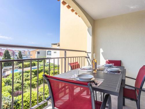 une table et des chaises sur un balcon avec vue dans l'établissement Apartment Les Pêcheurs by Interhome, au Cap d'Agde