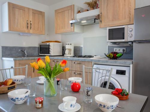 Kuchyň nebo kuchyňský kout v ubytování Holiday Home Sam-Suffi by Interhome