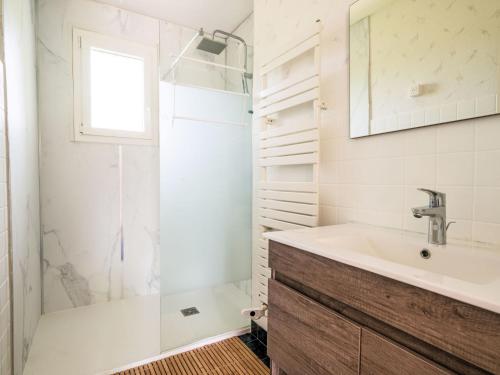 une salle de bain avec un lavabo et une douche dans l'établissement Holiday Home Maison du Pountet by Interhome, à Lacapelle-Biron