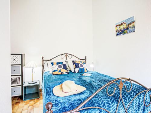une chambre avec un lit avec un chapeau dessus dans l'établissement Holiday Home Les Coraux-16 by Interhome, à Canet