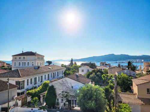 une vue aérienne d'une ville avec des bâtiments dans l'établissement Apartment La Croisette by Interhome, à La Seyne-sur-Mer