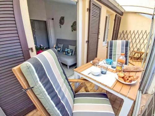 Il dispose d'une terrasse avec une table et des chaises. dans l'établissement Apartment La Croisette by Interhome, à La Seyne-sur-Mer